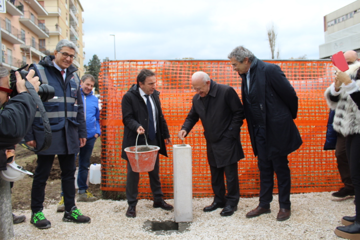 Benevento, De Luca posa la prima pietra della Cittadella Sanitaria. Per l’apertura bisognerà attendere almeno due anni