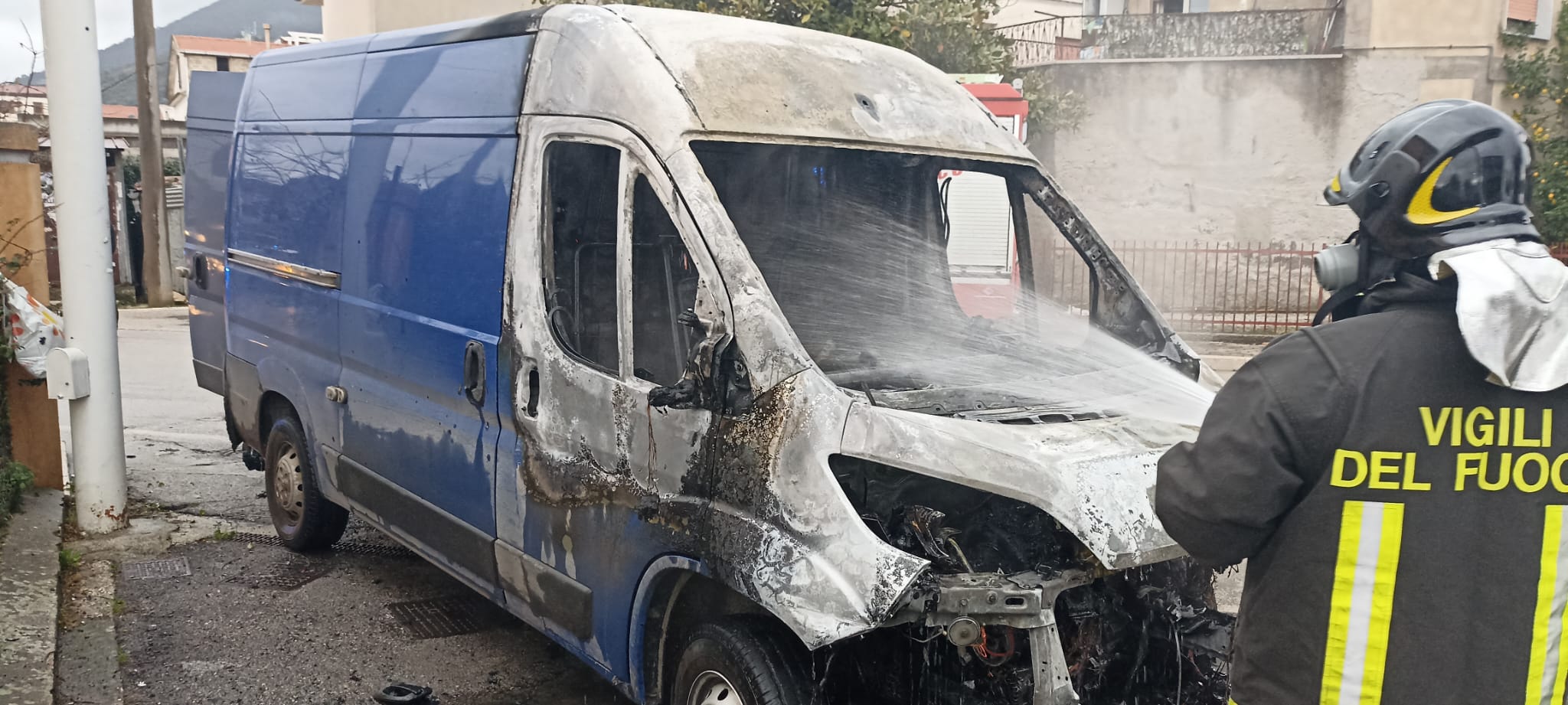 Brucia un furgone a San Salvatore Telesino, sul posto i Vigili del Fuoco di Telese