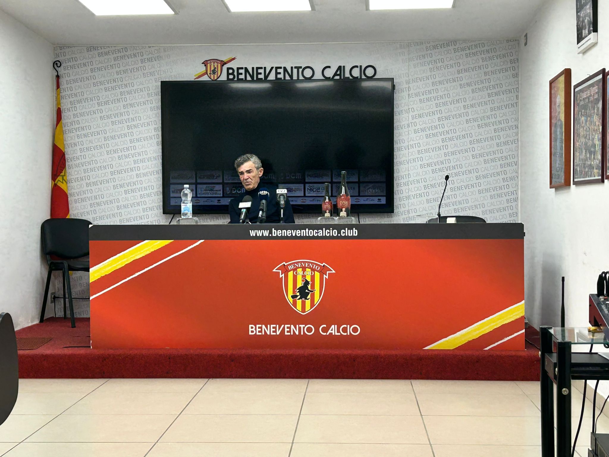 Benevento, Auteri: “Se non sei squadra ne vinci poche. Vedo una crescita, rispetto i tifosi e dobbiamo essere noi ad invertire la tendenza”
