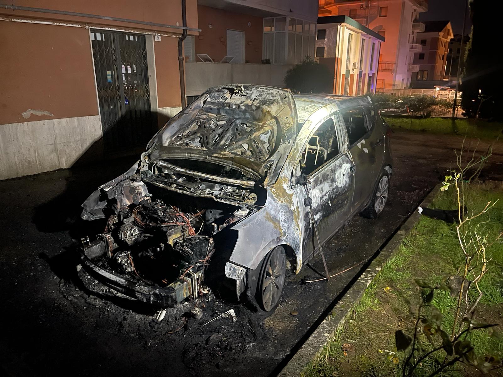 Auto in fiamme a San Giorgio del Sannio, si indaga