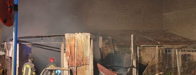 Airola, incendio in un deposito: in fiamme attrezzature e automezzi