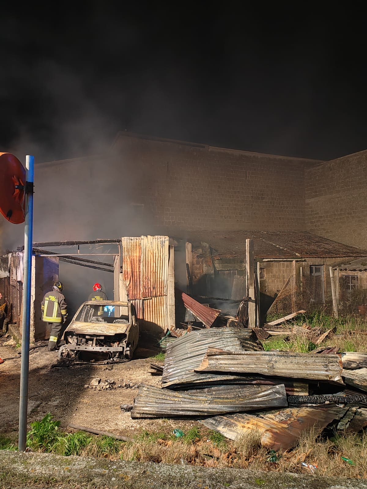 Airola, incendio in un deposito: in fiamme attrezzature e automezzi