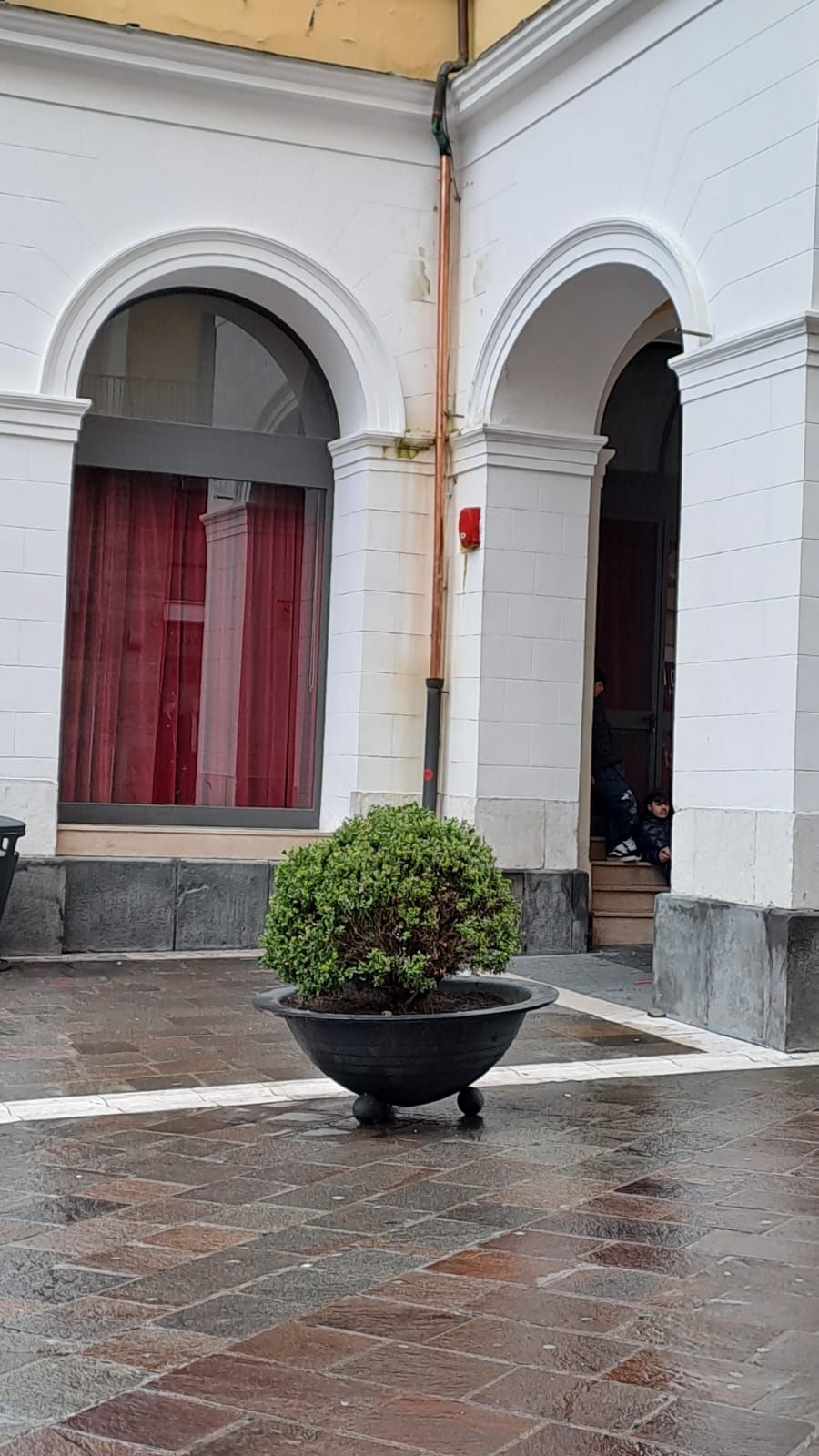 Completate le canaline di scarico dell’acqua del Teatro Comunale