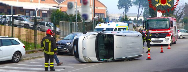 Avellino| Incidente tra due auto in via Pianodardine, uomo ferito trasportato al Moscati