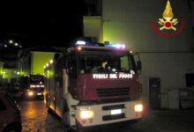 Carife| Incendio in una palazzina di 4 piani, intervento dei vigili del fuoco: infortunio per un pompiere