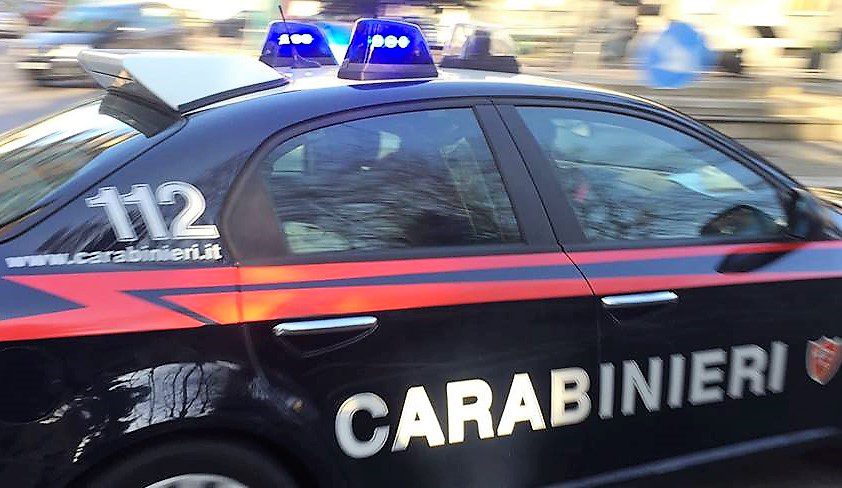 Benevento, picchia lo zio e minaccia i carabinieri con un coltello: arrestato 21 enne