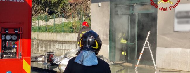 Mirabella Eclano| Incendio in un ingrosso di abbigliamento