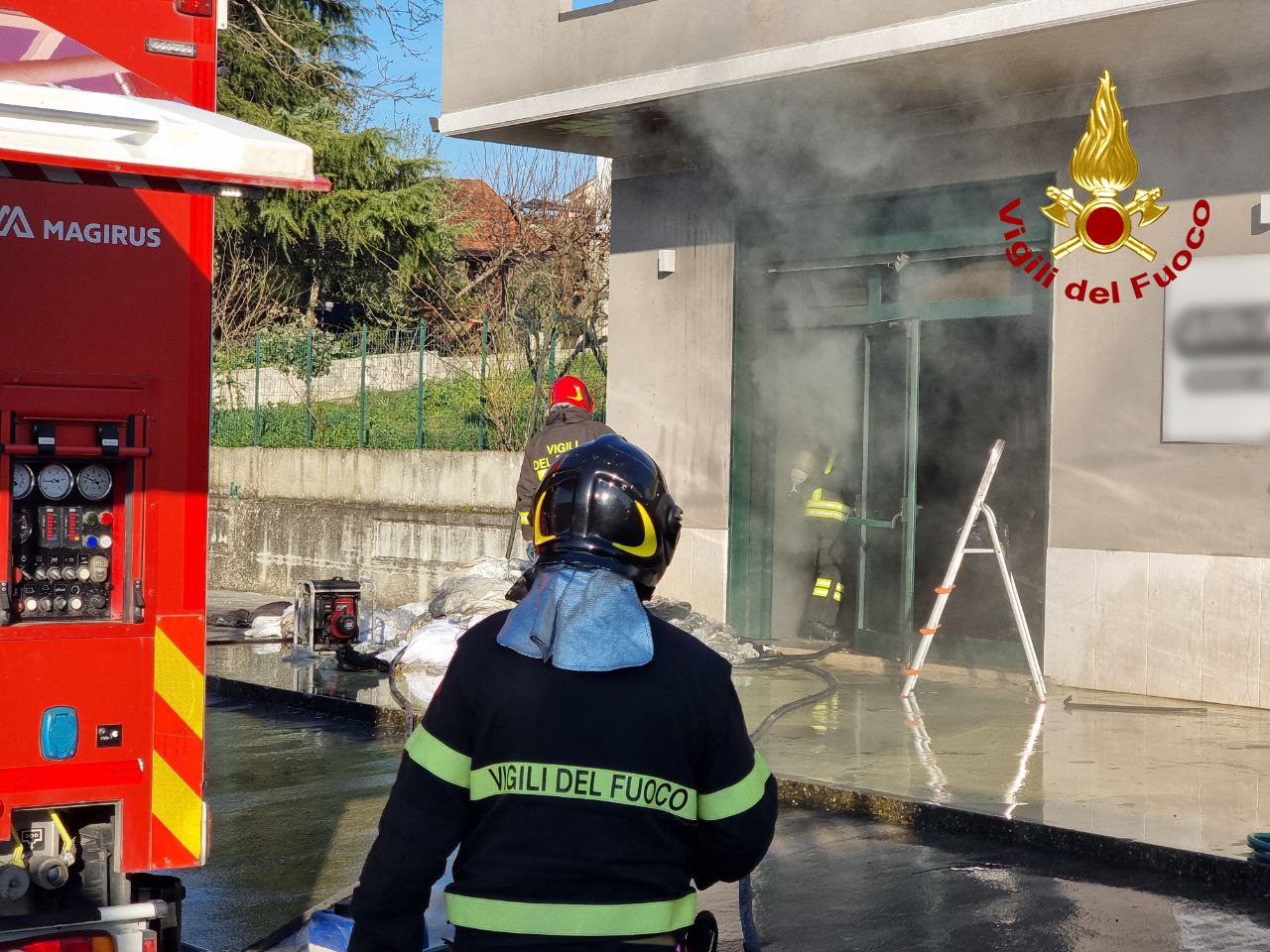 Mirabella Eclano| Incendio in un ingrosso di abbigliamento