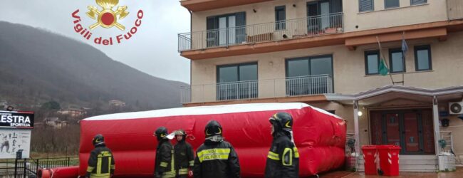 Monteforte Irpino| Minaccia di lanciarsi dal balcone con uno dei 2 figli piccoli, bloccata dai pompieri