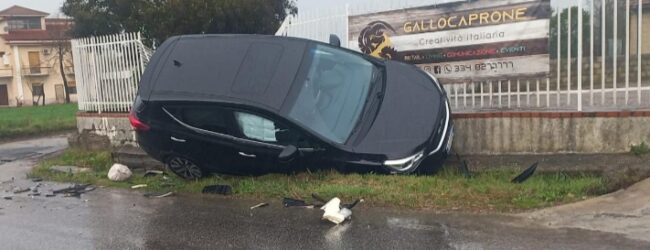 Auto si ribalta in contrada Piano Cappelle