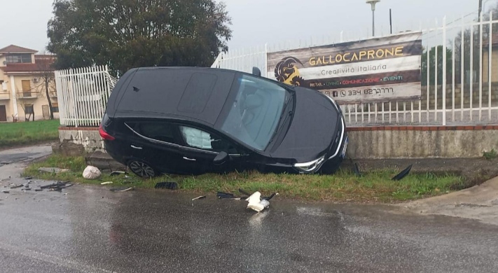 Auto si ribalta in contrada Piano Cappelle