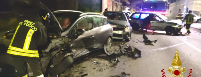Avellino| Auto sbanda e sbatte contro tre veicoli in sosta, a bordo padre e figlio: per loro solo qualche contusione