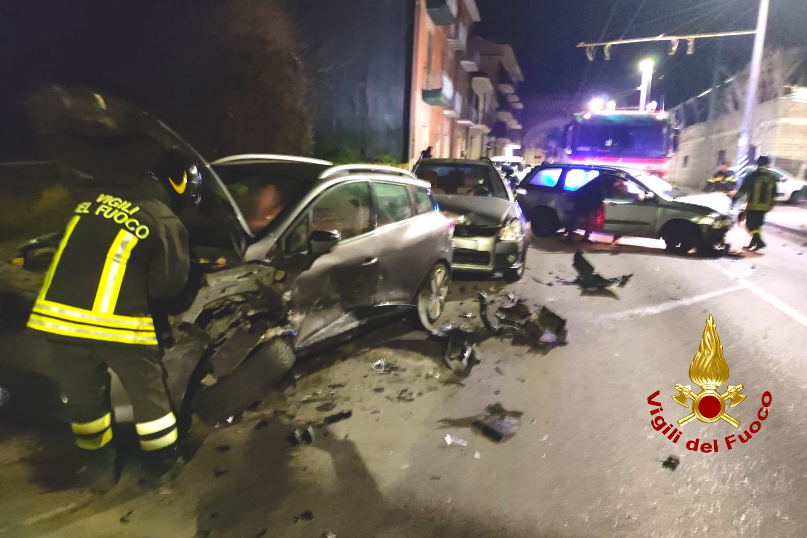 Avellino| Auto sbanda e sbatte contro tre veicoli in sosta, a bordo padre e figlio: per loro solo qualche contusione