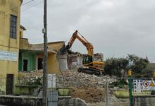 A Dugenta proseguono i lavori di demolizione della vecchia “scuola materna”