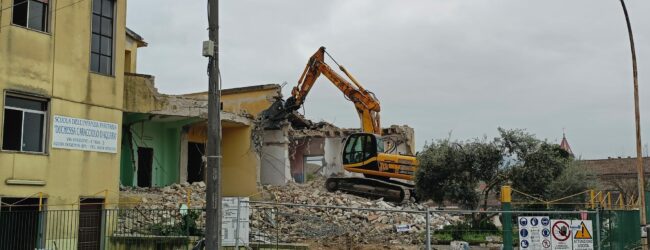 A Dugenta proseguono i lavori di demolizione della vecchia “scuola materna”