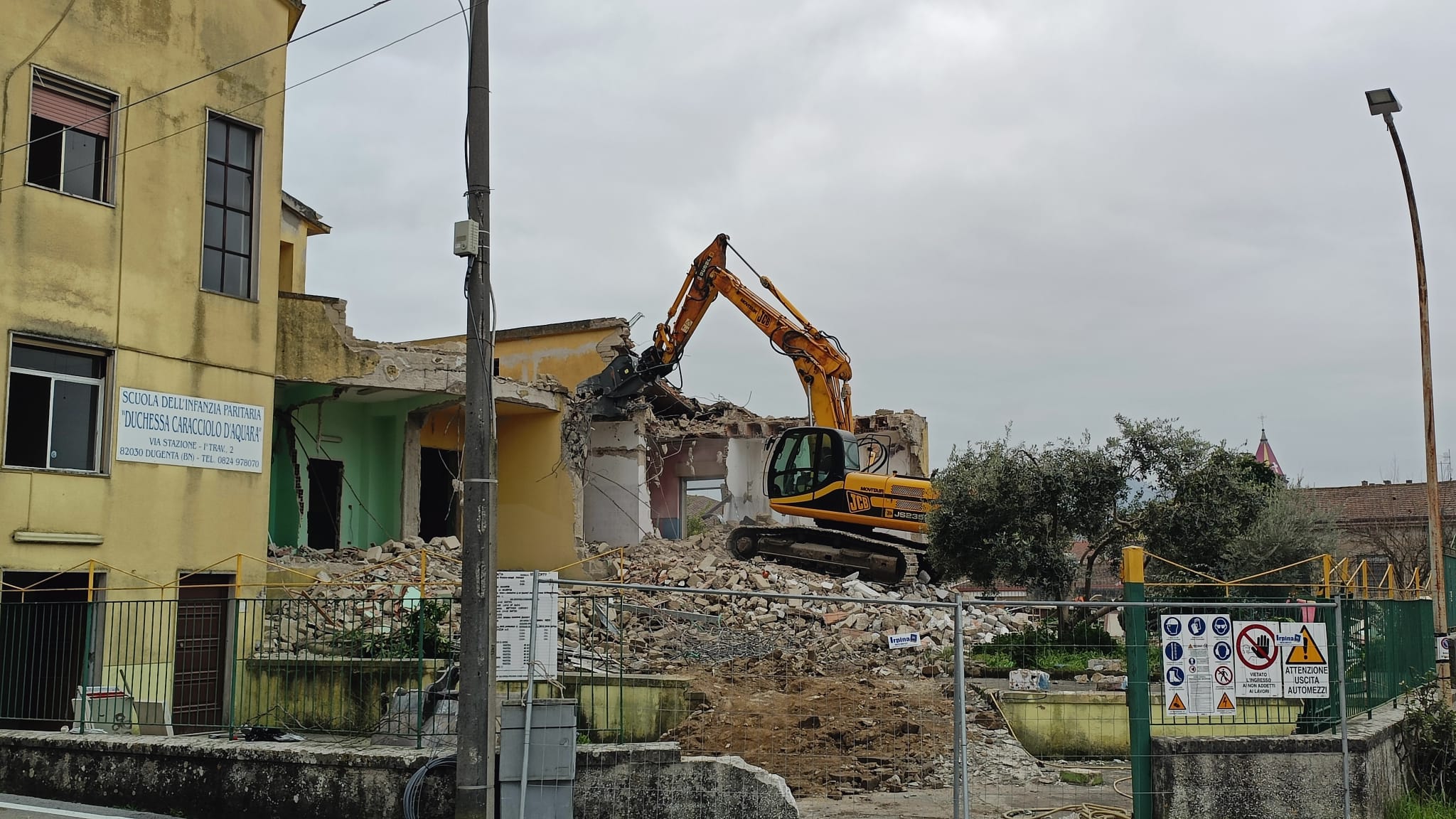 A Dugenta proseguono i lavori di demolizione della vecchia “scuola materna”