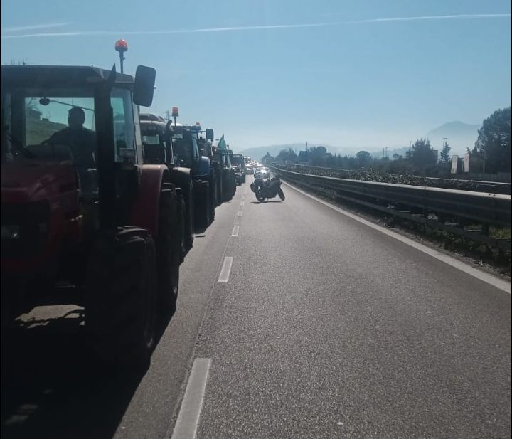 La marcia dei trattori..lenta e rumorosa