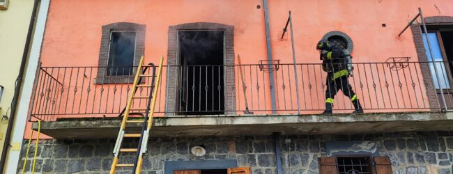 Amorosi, incendio in un’abitazione intervengono i vigili del fuoco