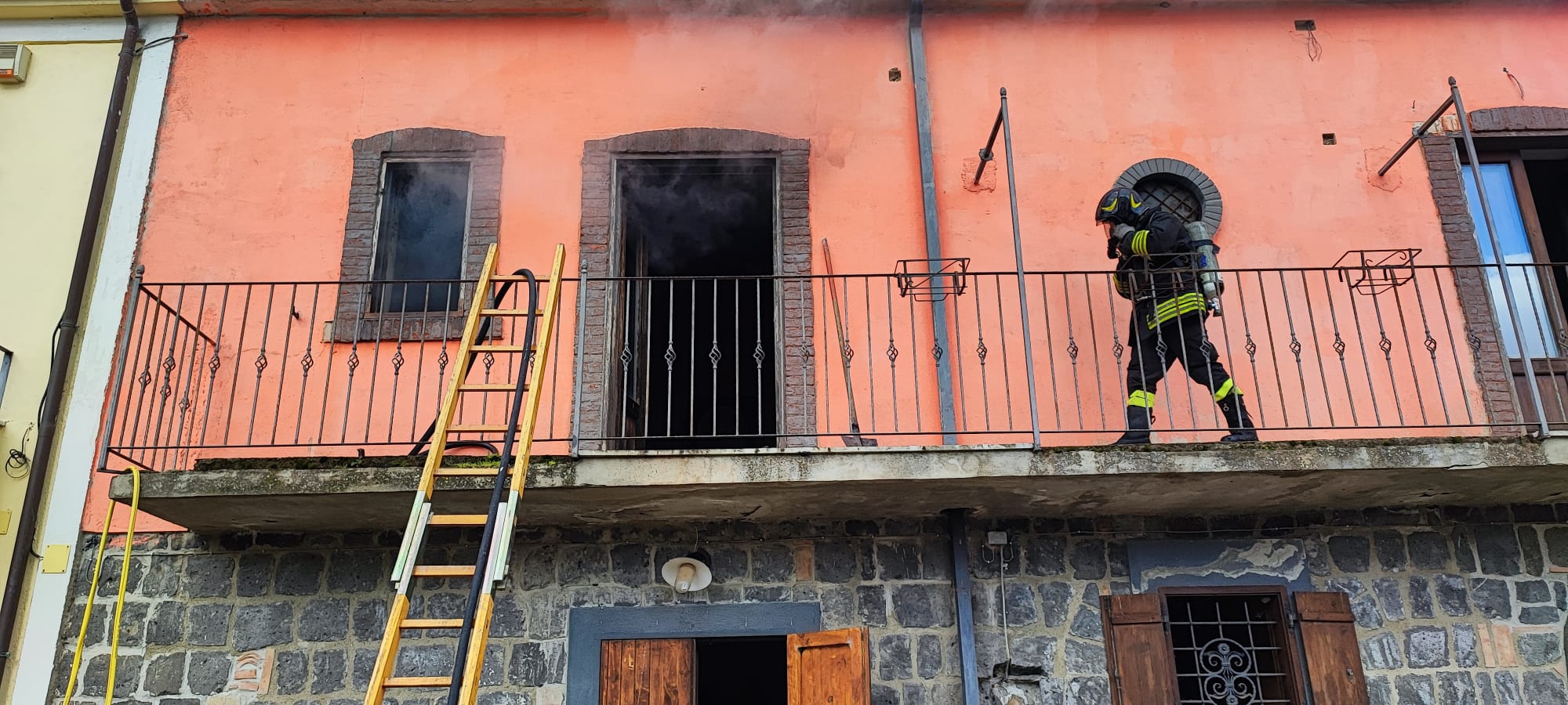 Amorosi, incendio in un’abitazione intervengono i vigili del fuoco