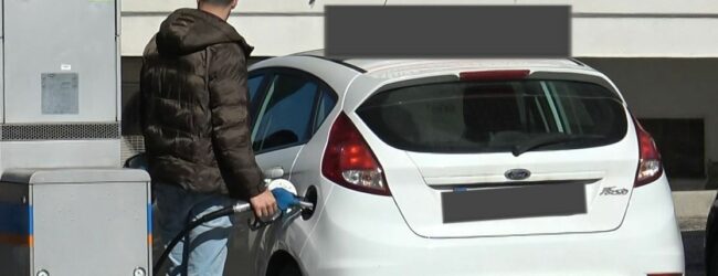 La benzina sale ancora, al “servito” è a 2 euro al litro. Sos di Federconsumatori