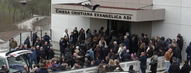 I funerali di Maria Letizia, l’abbraccio immenso alla famiglia