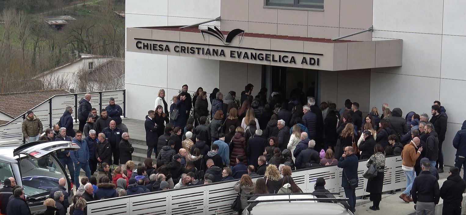 I funerali di Maria Letizia, l’abbraccio immenso alla famiglia