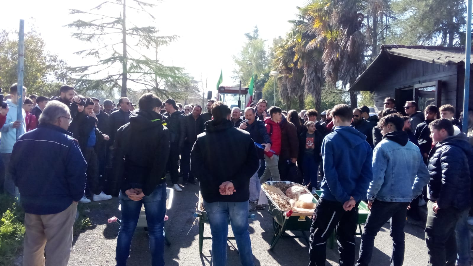 Sfilata di trattori e lezione didattica, ‘Riscatto Agricolo’ cn gli studenti