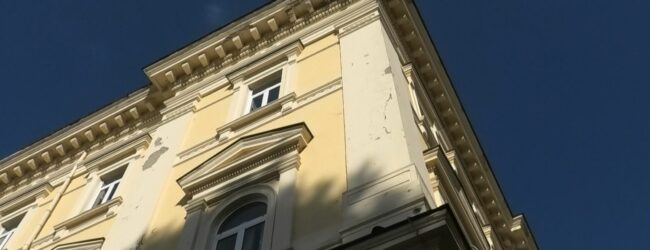 Cadono pezzi di cornicione dalla Prefettura, strade adiacenti chiuse al transito veicolare