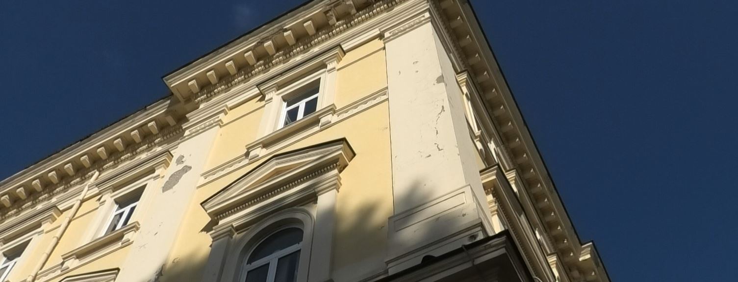 Cadono pezzi di cornicione dalla Prefettura, strade adiacenti chiuse al transito veicolare