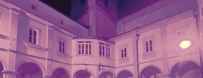Epilessia, illuminato di viola il chiostro di Palazzo San Francesco