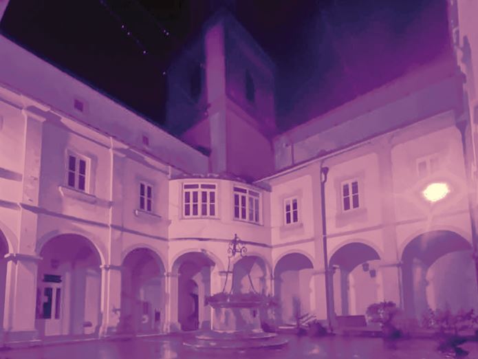 Epilessia, illuminato di viola il chiostro di Palazzo San Francesco