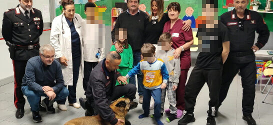 Carabinieri e unità cinofile in visita ai piccoli pazienti del reparto pediatrico dell’ospedale S. Ottone Frangipane
