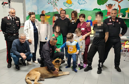 Carabinieri e unità cinofile in visita ai piccoli pazienti del reparto pediatrico dell’ospedale S. Ottone Frangipane