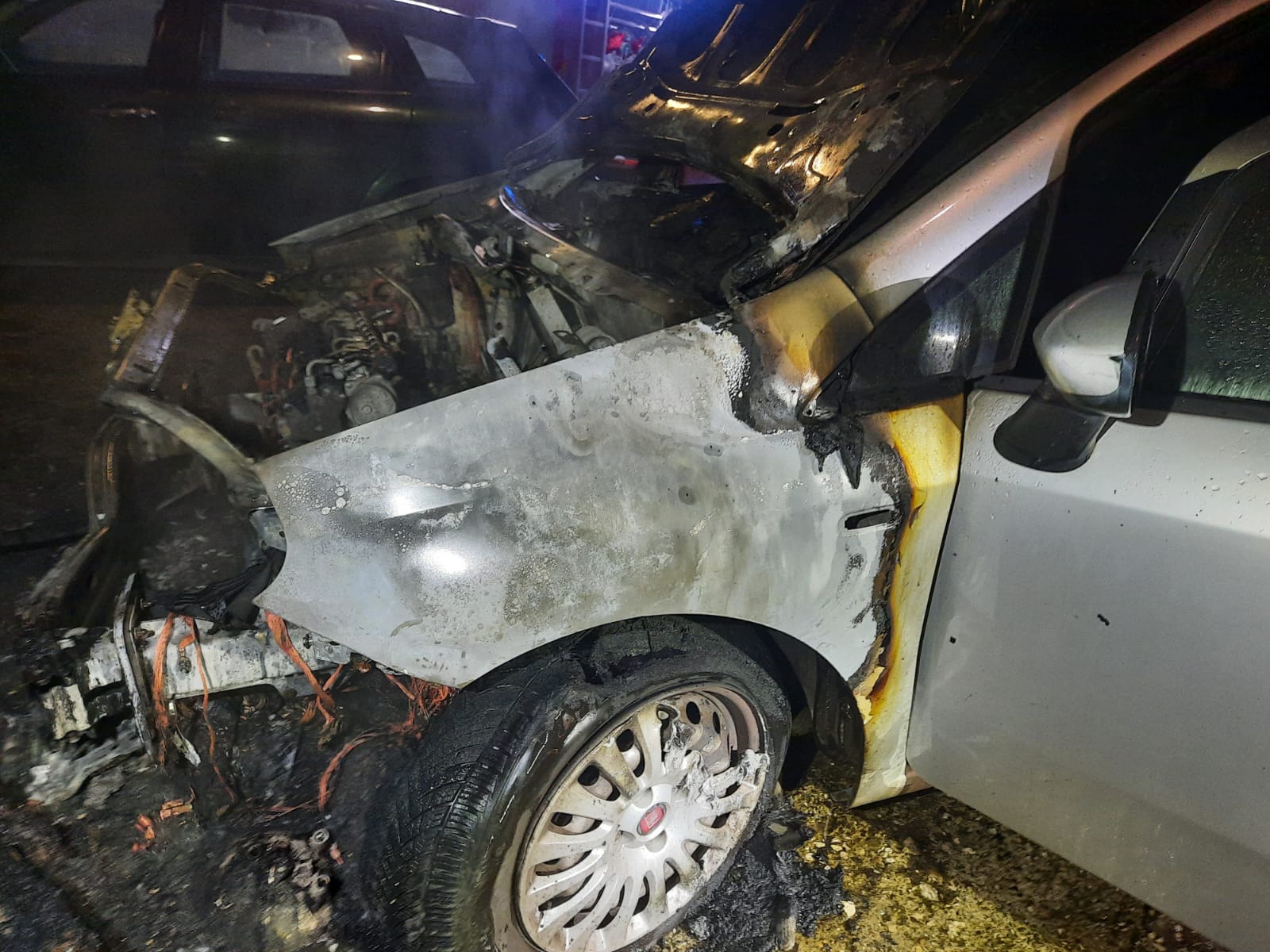 Auto in fiamme a Benevento, indagini in corso