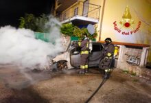 Aiello del Sabato| Paura nella notte in viale Unità d’Italia: auto in sosta prende fuoco, le fiamme lambiscono il vicino edificio
