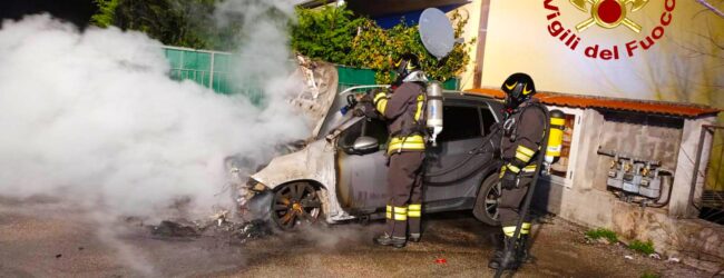 Aiello del Sabato| Paura nella notte in viale Unità d’Italia: auto in sosta prende fuoco, le fiamme lambiscono il vicino edificio