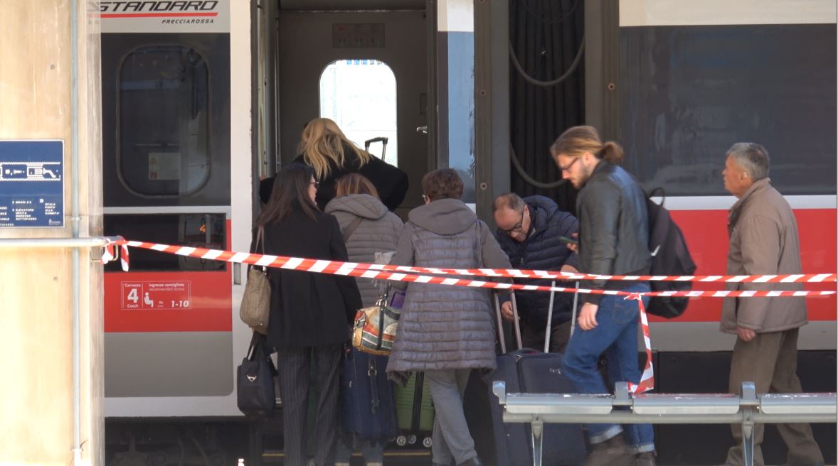 Bus sostitutivi su tratta ferroviaria Benevento- Foggia, i viaggiatori si armano di pazienza