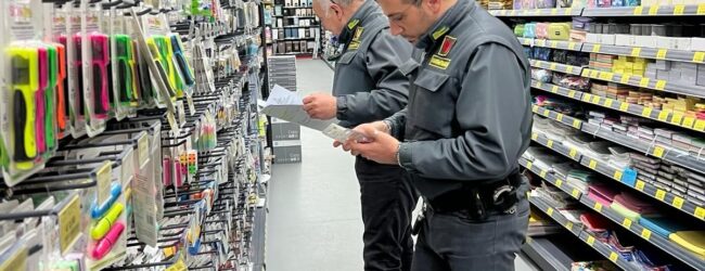 Controlli in un negozio cinese di San Giorgio del Sannio: sequestrati prodotti di cancelleria e materiale scolastico