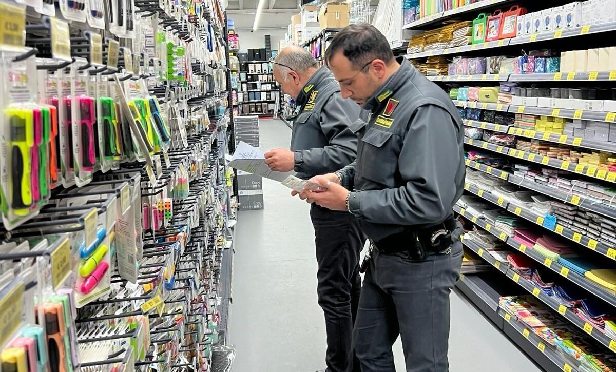Controlli in un negozio cinese di San Giorgio del Sannio: sequestrati prodotti di cancelleria e materiale scolastico