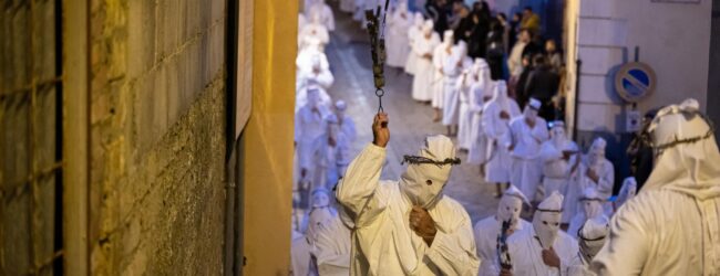 Venerdi santo, a San Lorenzo Maggiore la processione dei battenti