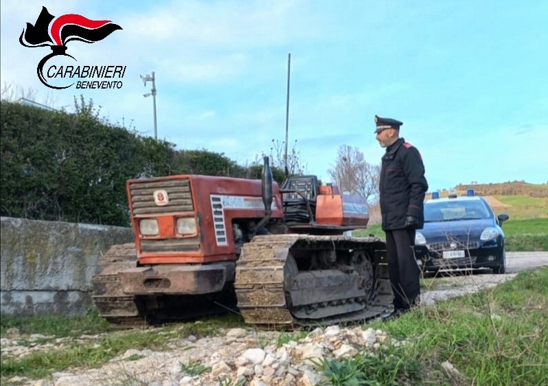 Montefalcone in Val Fortore, i carabinieri ritrovano un trattore rubato da oltre 30 anni in Sicilia