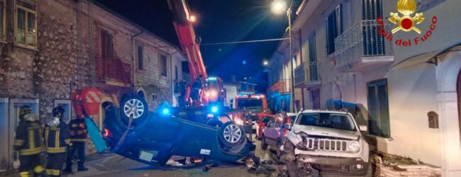 Lapio| Auto sbanda e si ribalta, donna ferita trasportata al Moscati. Veicolo recuperato dai pompieri