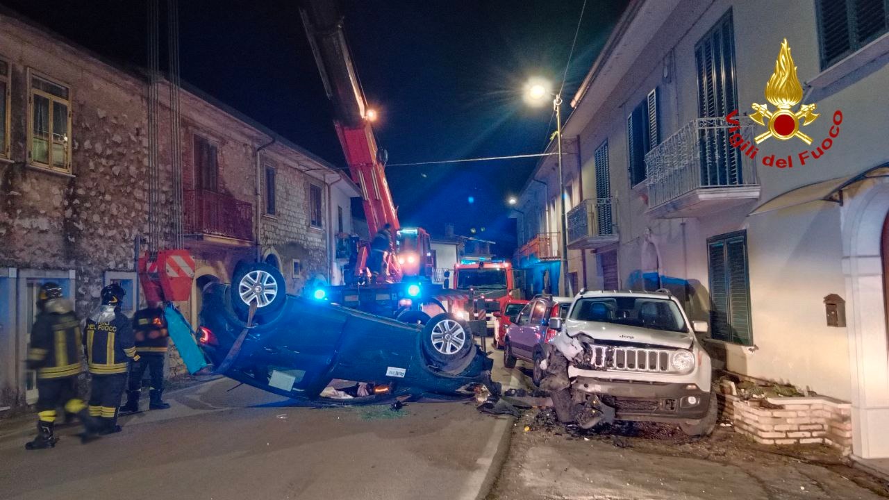 Lapio| Auto sbanda e si ribalta, donna ferita trasportata al Moscati. Veicolo recuperato dai pompieri