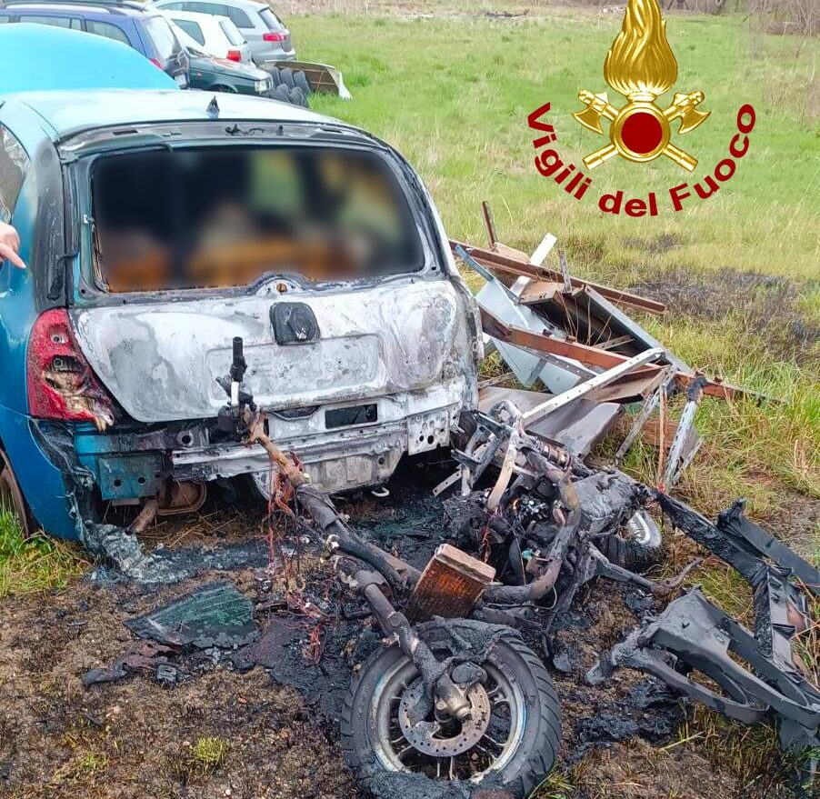 Cassano Irpino| Auto e motociclo in disuso bruciati in una concessionaria, indagini dei carabinieri