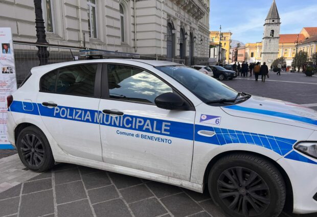 Parcheggiava con il pass disabili della moglie defunta: scatta il sequestro