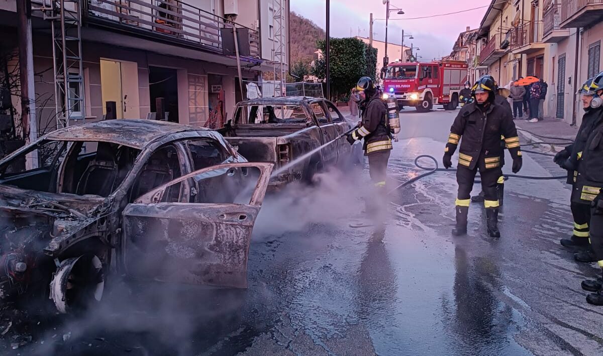 San Martino Valle Caudina: due auto in fiamme, danni anche alla rete del gas