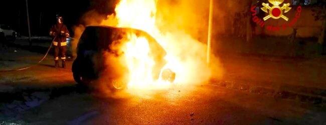 Avellino| Auto in fiamme nella notte, paura a rione Parco