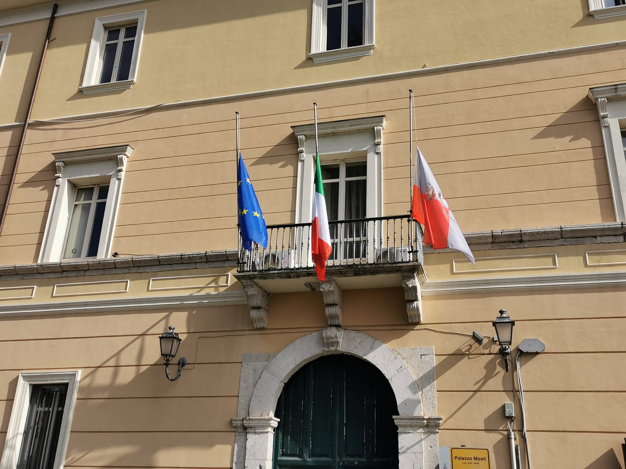 Giornata nazionale in memoria delle vittime dell’epidemia di Coronavirus, a Palazzo Mosti bandiera a mezz’asta
