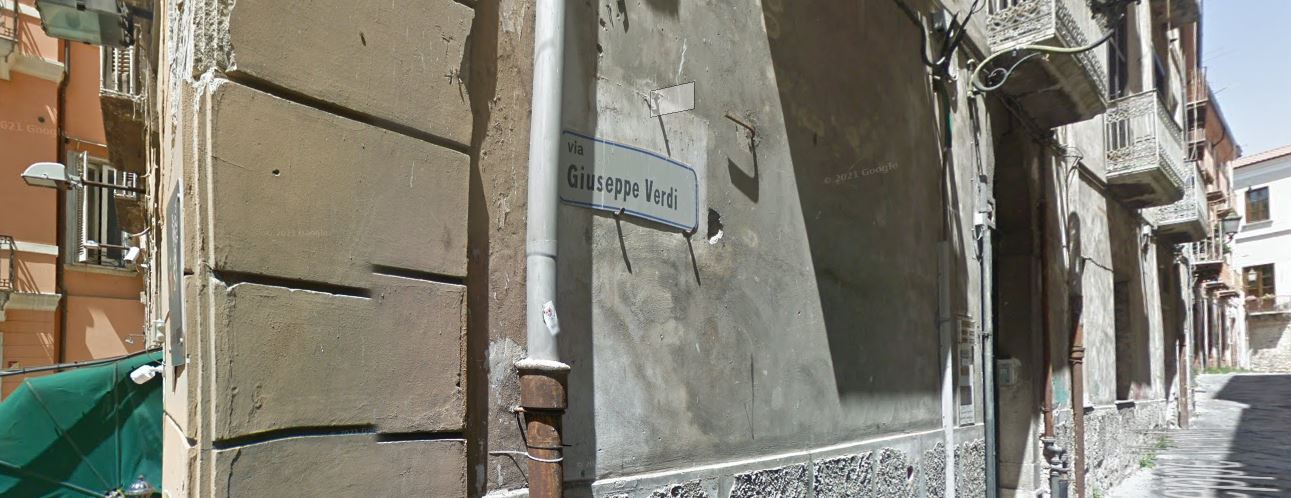 Domani chiusura temporanea al traffico di via Verdi nel tratto adiacente al Teatro comunale