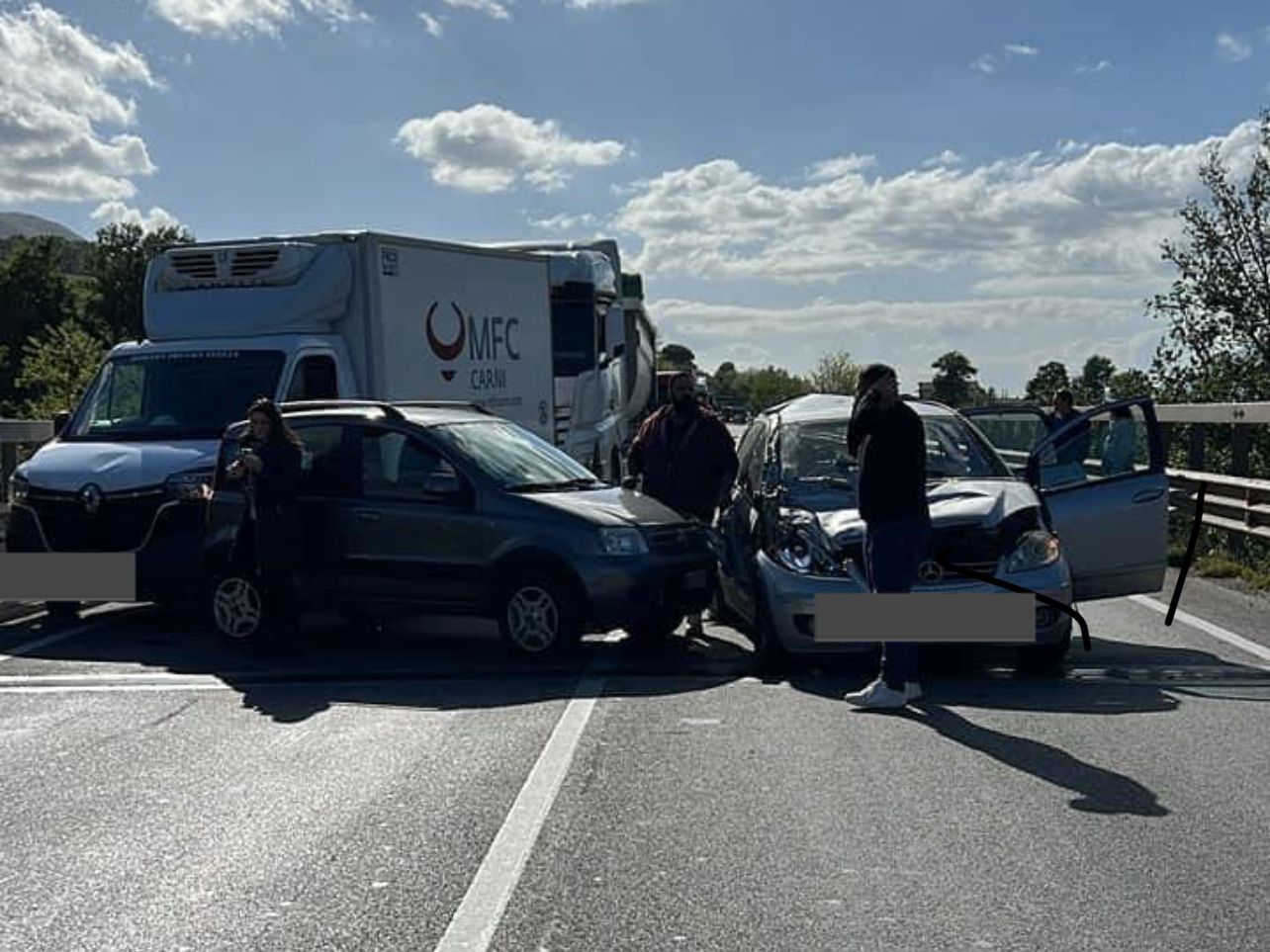 Incidente sulla Telesina, scontro tra due auto e due camion